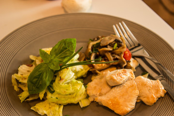 Salat mit Geflügel und Champignons