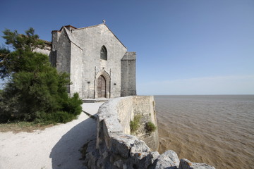 Fototapeta na wymiar église Sainte-Radegonde à Talmont,gironde,france