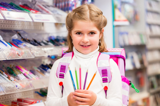 M&auml;dchen kauft Schulzeug f&uuml;r Einschulung