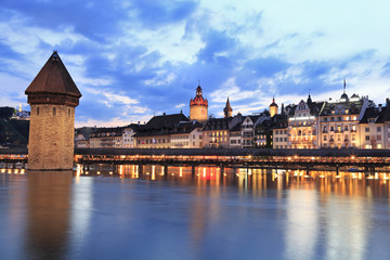 Fototapeta premium Chapel Bridge and Lucerne skyline at dusk, Switzerland