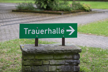 Schild, Trauerhalle