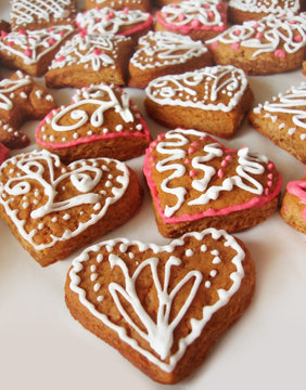 Gingerbread hearts with floral decoration