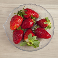 Schüssel mit Erdbeeren, Holzuntergrund, Textfreiraum