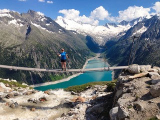 Frau beim Bergsteigen
