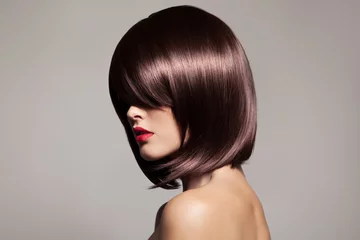 Stickers pour porte Salon de coiffure Modèle de beauté avec de longs cheveux bruns brillants parfaits. Portrait en gros plan
