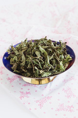dried mint leaves