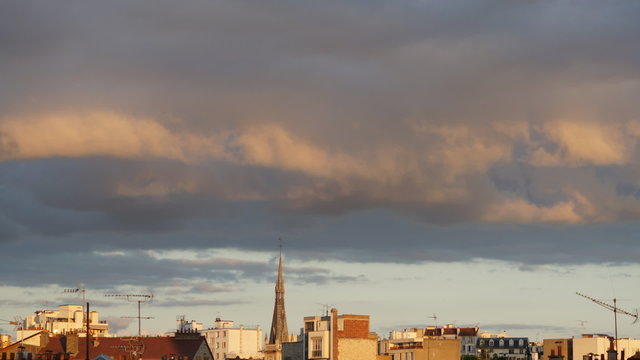 Coucher de soleil sur les nuages de la ville - Time-lapse 
