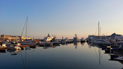 Корабли и яхты у причала, морской порт Сочи