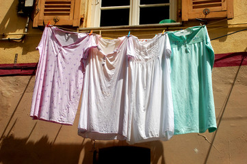 Wäsche, Nachthemden auf der Leine