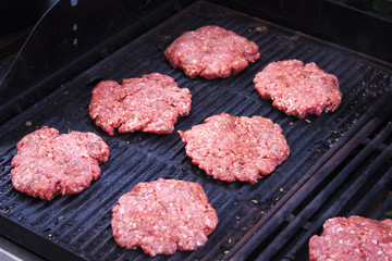 Grilling raw hamburger beefs
