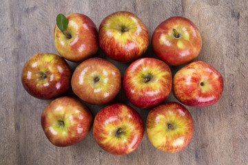 red apples