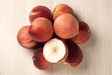 Obraz premium Some peaches in a basket over a white background