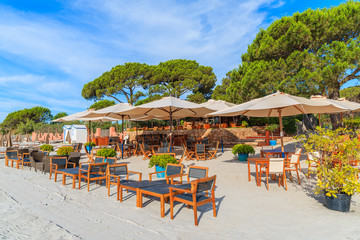 Strandbar op het zandstrand van Palombaggia, het eiland Corsica, Frankrijk