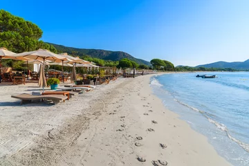 Store enrouleur Plage de Palombaggia, Corse Chaises longues sur la plage de sable de Palombaggia, Corse, France