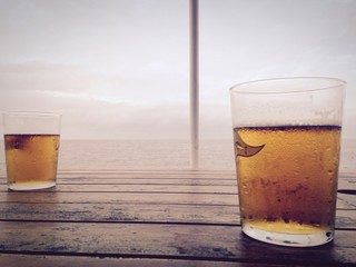 verres de bi&egrave;re face &agrave; la mer