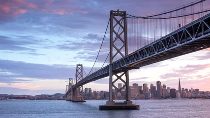 Foto op Canvas Zonsondergang over San Francisco-Oakland Bay Bridge en de Skyline van San Francisco. Yerba Buena Island, San Francisco, Californië, VS. © Yuval Helfman