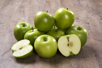 Fototapeta na wymiar Some green apples on a wooden table