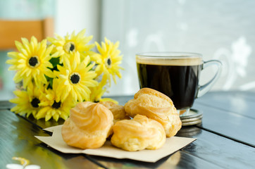 Obraz na płótnie Canvas Hot coffee (americano) and choux,breakfast