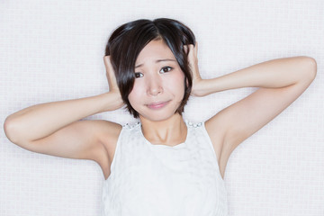 耳を塞ぐ女性