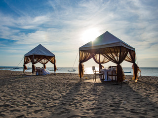 Romantic dinner setting on the beach © Netfalls
