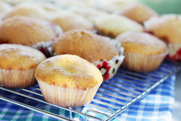 muffins cool on a lattice