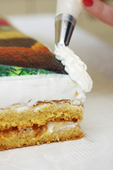 decorate cream cake