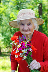 Elderly with a bouquet
