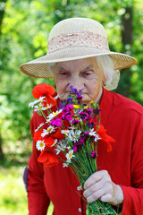 Elderly with a bouquet