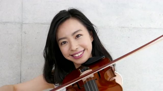 ヴァイオリンを弾く女性