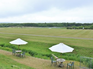 白いパラソルがある風景