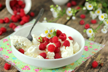 Cottage cheese and raspberry, healthy dessert
