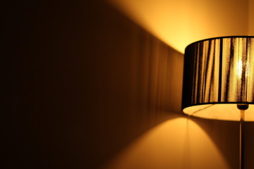 Lámpara encendida en una habitación