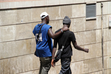 Dos jóvenes africanos paseando por la calle