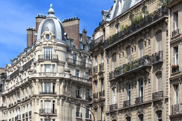 Fototapeta na wymiar Paris / Façades d'immeubles haussmanniens