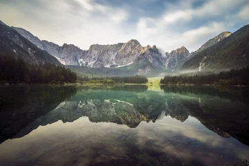 Stof per meter alpiene bergtoppen weerspiegelen in een bergmeer © Mike Mareen
