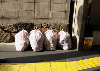 ゴミ収集の日にきちんと整理してゴミを道に並べる