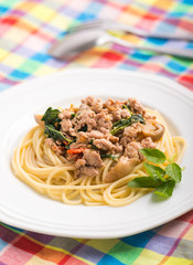 Spaghetti topped with stir-fried pork