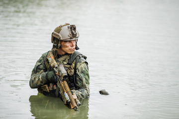 Naklejka premium Portrait of a ranger in the battlefield with a gun