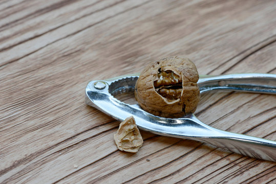 Walnuss mit Nussknacker
