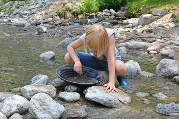 Kind beim goldwaschen