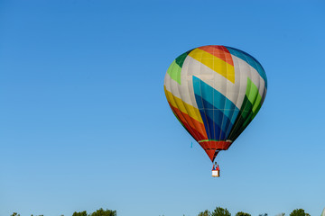 Fototapeta na wymiar colorful hot air balloon in the blue sky