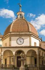 Fototapeta na wymiar Chiesa con la cupola e l'orologio a Poppi in Toscana, Italia