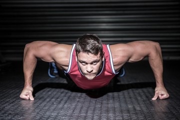 Obraz premium Portrait of muscular man doing push-ups