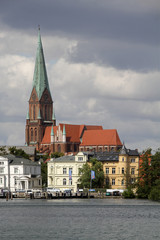 Obraz premium Blick zum Schweriner Dom vom See aus
