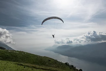 Selbstklebende Fototapete Luftsport Tandem Paragliding Flug - Gardasee - Malcesine