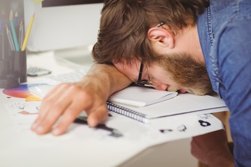 Naklejka premium Hipster businessman sleeping at his desk