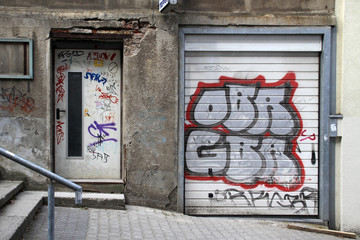 Haustüren mit Graffiti in Schwerin