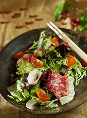 Warm salad with marbled beef, lettuce, mushrooms, tomatoes and balsamic sauce