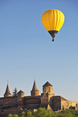 Fototapeta na wymiar balloon flight over old town