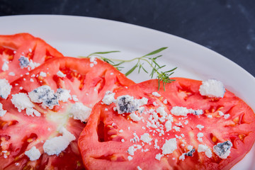 Salad with tomatoes with goat cheese